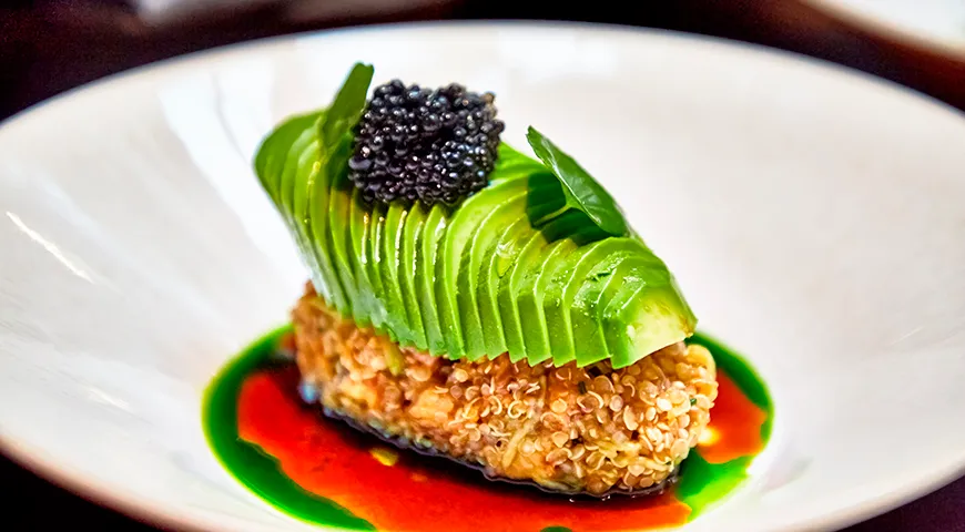 Крабовая котлета с авокадо и икрой палтуса