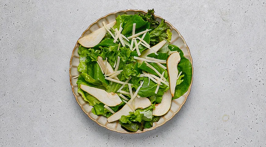 Зеленый салат с грушей, беконом и сыром