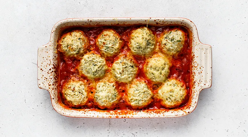 Рыбные тефтели с рисом в томатном соусе в духовке