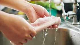 Какие продукты нельзя мыть? Эксперты говорят, увеличите риск отравления и испортите качество
