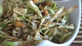 Салат с белокочанной капустой и кедровыми орешками