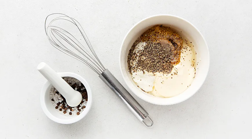 Салат с индейкой, вяленой клюквой и орехами