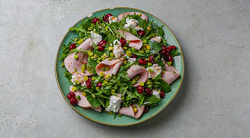 Салат с любительской колбасой и фисташками​