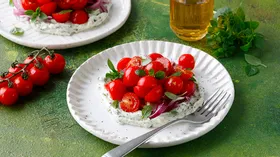 Салат из помидоров черри с базиликом и сырным соусом