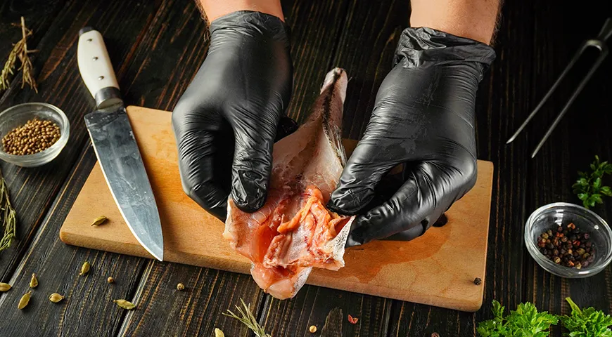 Аккуратно удалите внутренности, соскоблите темную пленку, чтобы избежать горечи, и тщательно промойте хека