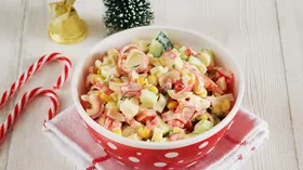 Салат с крабовыми палочками и овощами