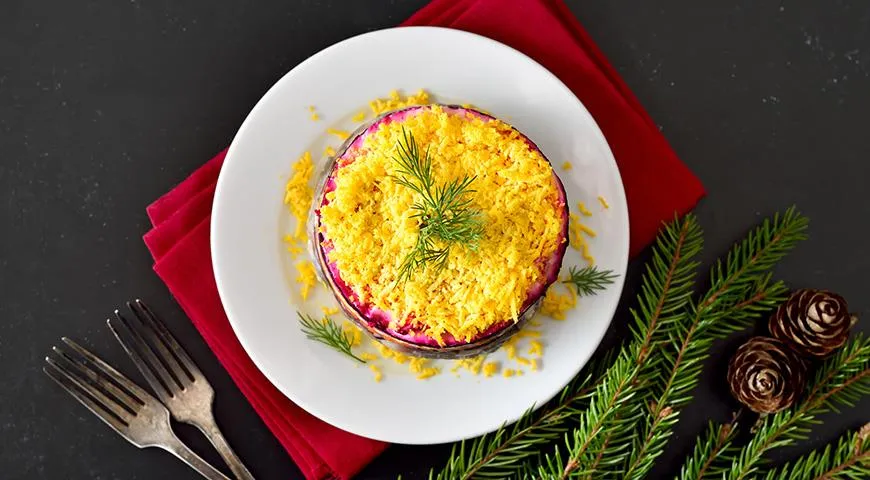 Селедка под шубой с маринованной морковью и свежим огурцом - фирменный новогодний салат от Екатерины Алехиной