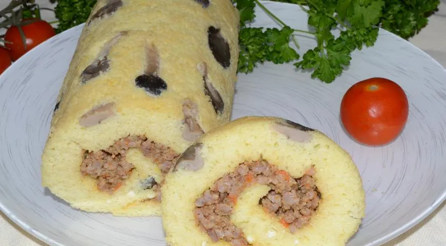 Бисквитный рулет с грибами и мясом