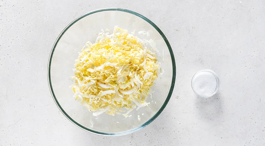 Салат из пекинской капусты с помидорами, сыром и колбасой