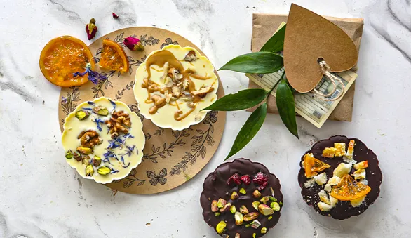 Шоколад с орехами, цукатами, ягодами и печеньем для 8 марта