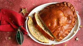 К новогодним праздникам самое то: кулебяка, расстегаи, тарт и прочие пироги с рыбой