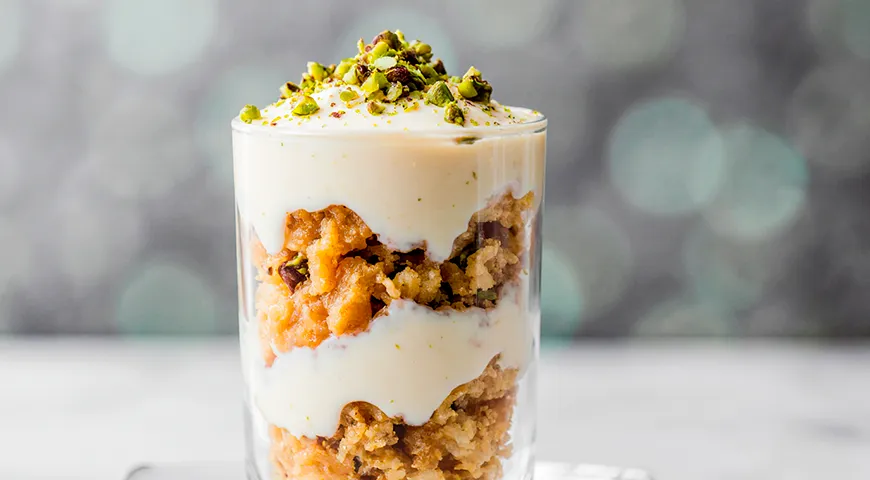 Слоеный десерт в стакане