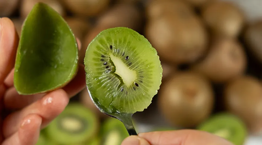 Если чистить плод не хочется вовсе, разрежьте его пополам и ешьте мякоть ложкой
