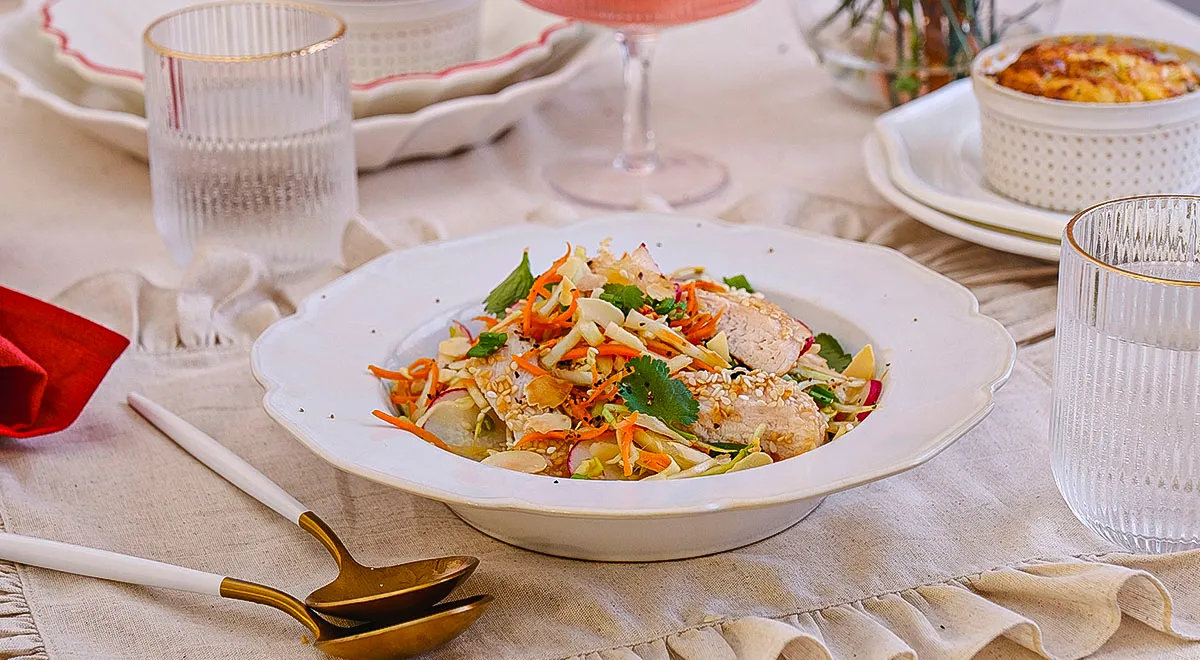 Рецепт салата с капустой, жареной куриной грудкой и кунжутом