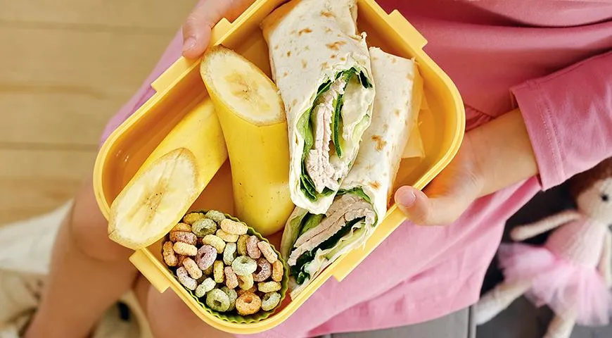 Ролл с индейкой, сыром и салатом, цельнозерновые колечки и банан - полный набор полезных элементов, нужных школьнику