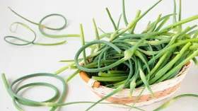 Опасны не только для язвенников: кому стоит отказаться от чесночных стрелок