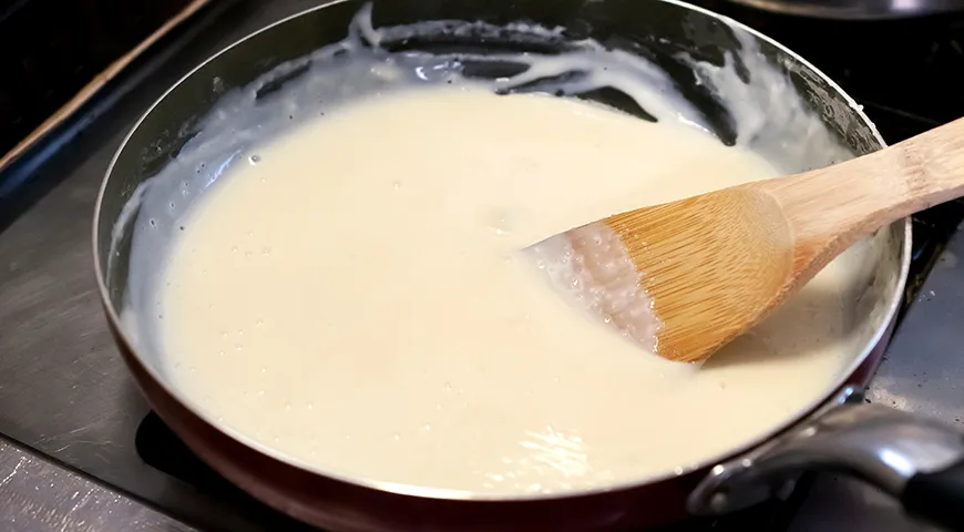 Чтобы сметана в соусе не расслоилась при нагревании, ее нужно смешать с обжаренной мукой