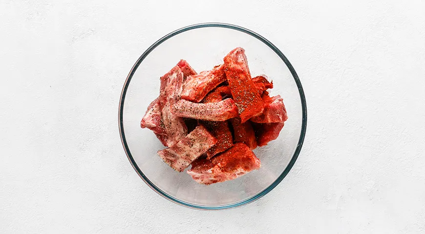 Жареные свиные ребрышки с луком и чесноком