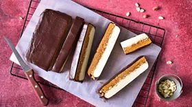 Торт «Сникерс» без выпечки, со сгущенным молоком и соленым арахисом