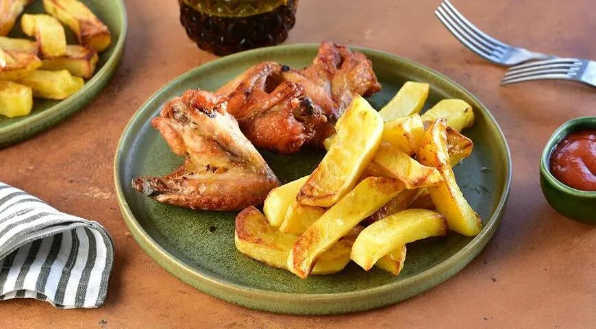 Картошка фри на противне с куриными крылышками