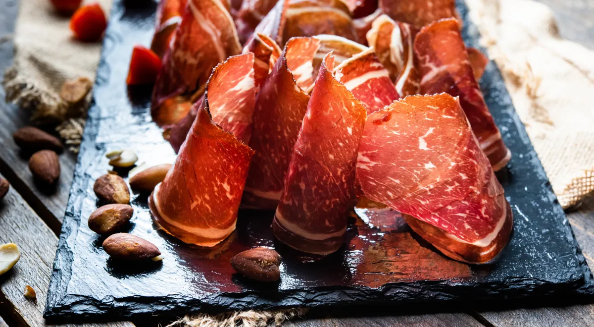 Вяленое мясо: какие виды мяса подходят и как сделать его дома — рассказывает шеф-мясник