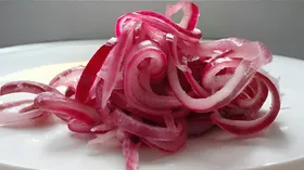 Красный маринованный лук