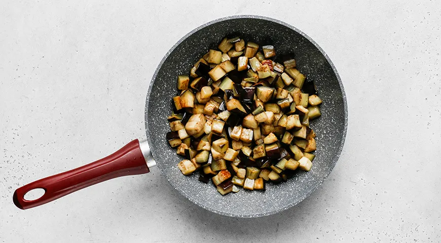 Капуста, тушенная с баклажанами