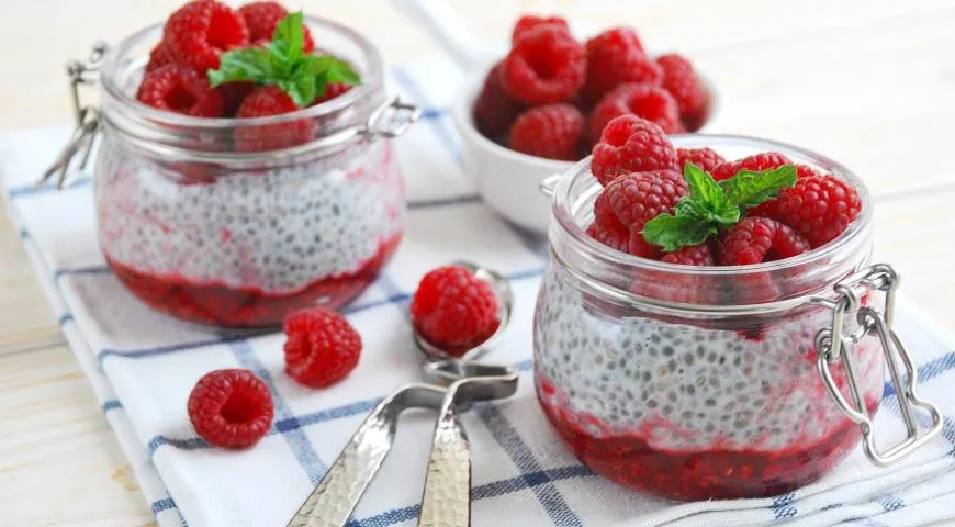 Чиа-пудинг с малиной