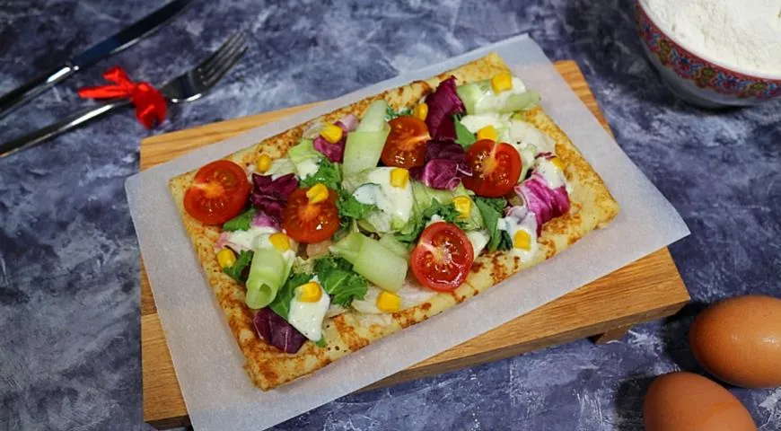 Салат с блинами и овощами