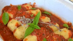 Картофельные кнели в томатном соусе с базиликом