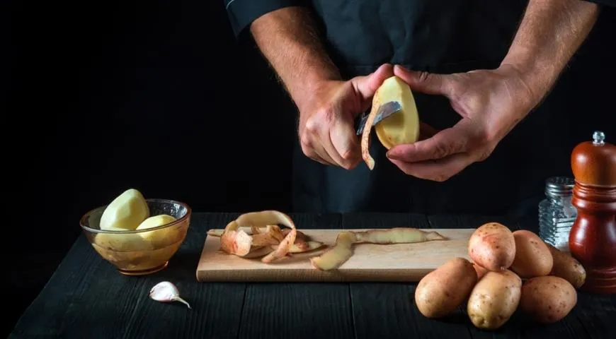 Даже картофельной кожуре на кухне можно найти отличное применение