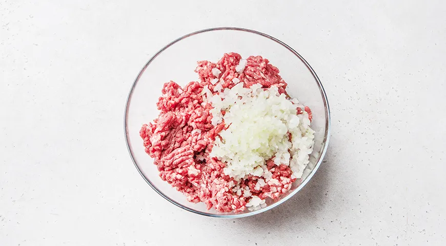 Картофельная запеканка с фаршем и овощами под сыром