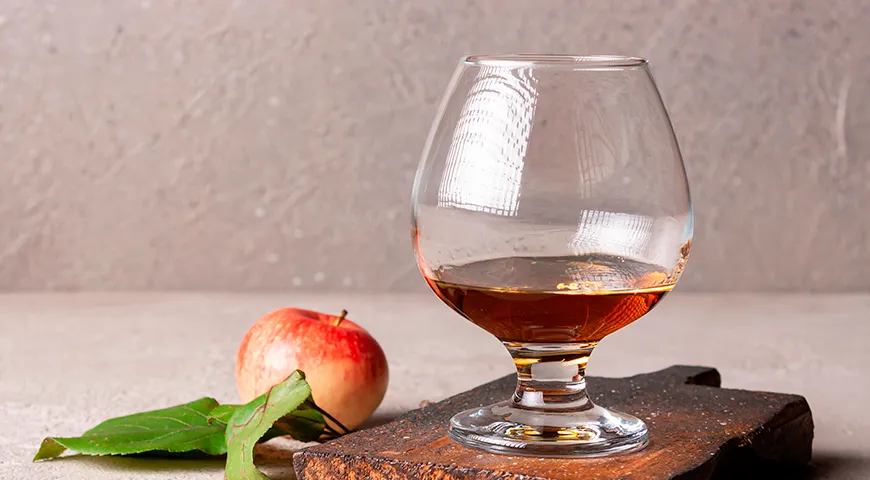 Традиционный способ — пить чистый кальвадос, безо льда