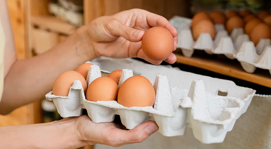 При выборе яиц обращайте внимание на целостность, чистоту и матовость скорлупы