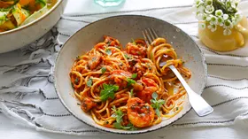 Бюджетный быстрый ужин на четверг, спагетти с морепродуктами и салат с цуккини