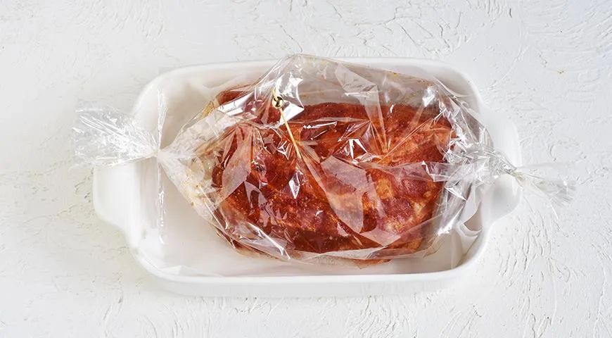 Кусок свинины в рукаве — очень простой способ приготовить сочное вкусное мясо. И совершенно без усилий
