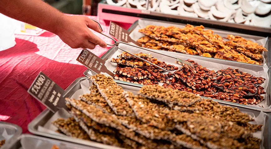 В качественных козинаках семечки или орехи всегда цельные, хорошо видны и не имеют следов подгорания