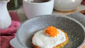 Кабачковые оладьи с морковью и рассольным сыром «Яичница»