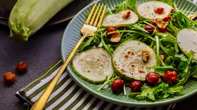 Хрустящий салат из кабачка с руколой и лесным орехом