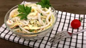 Салат с кальмарами