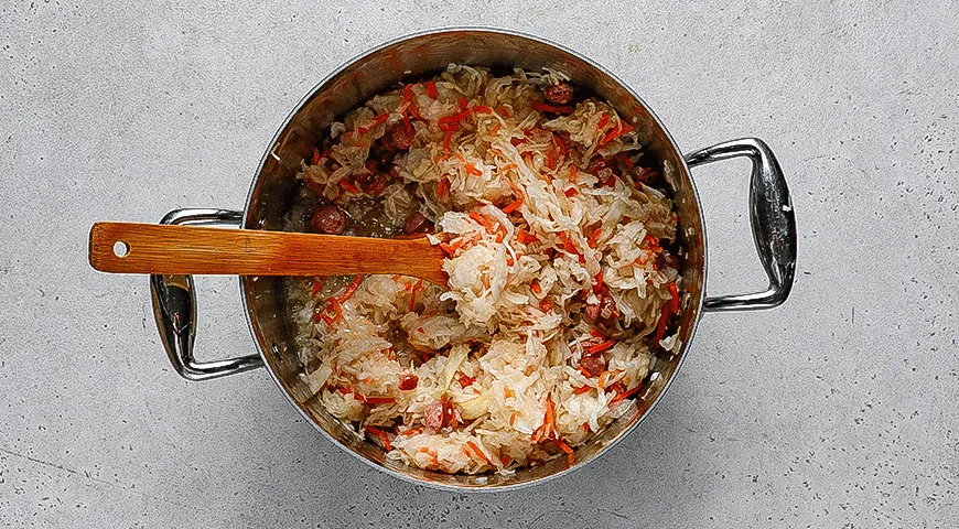 Картофельный суп с квашеной капустой и колбасками