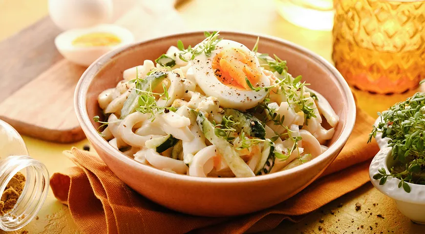 Салат с кальмарами, огурцом и яйцом