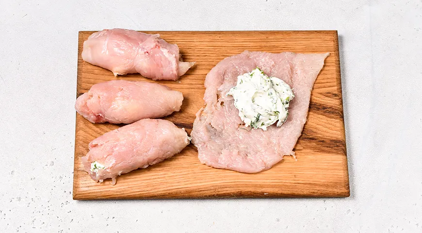 Куриные рулетики с плавленым сыром и зеленью на сковороде