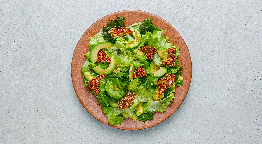 Зеленый салат с пралине из семечек