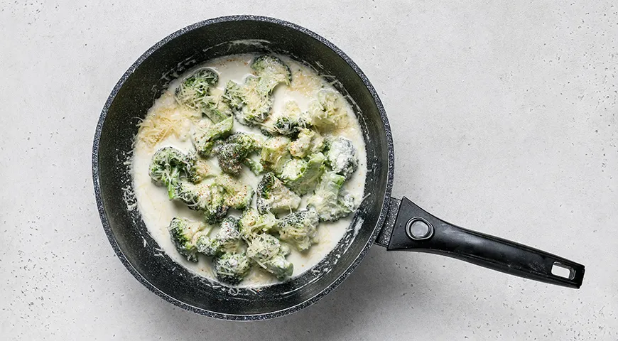Брокколи со сметаной на сковороде