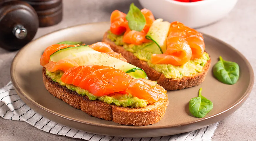 Аромат у хорошего бутерброда с форелью свежий, легкий, с нотками сливочности и умеренным запахом соленой рыбы