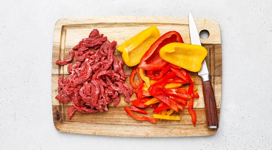 Салат с говядиной, болгарским перцем, помидорами и огурцами