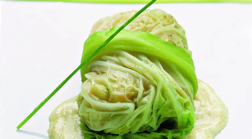 Фаршированная овощами савойская капуста со сливочным соусом