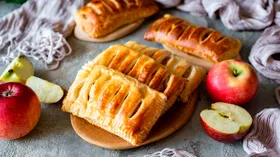 Слойки с яблоком и корицей
