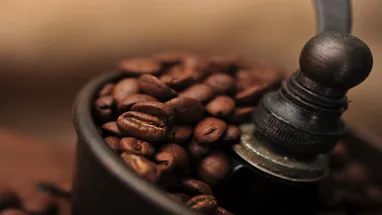 День рождения кофемолки: почему любители кофе считают, что ручной аппарат лучше электрического